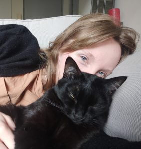 Margaux et son chat noir